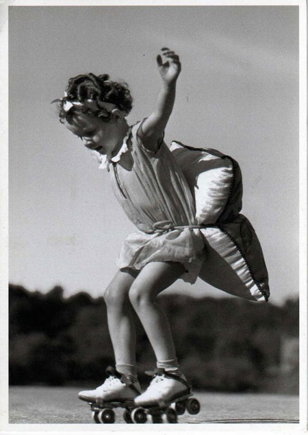 Petite fille débutant le roller dans les années 1920