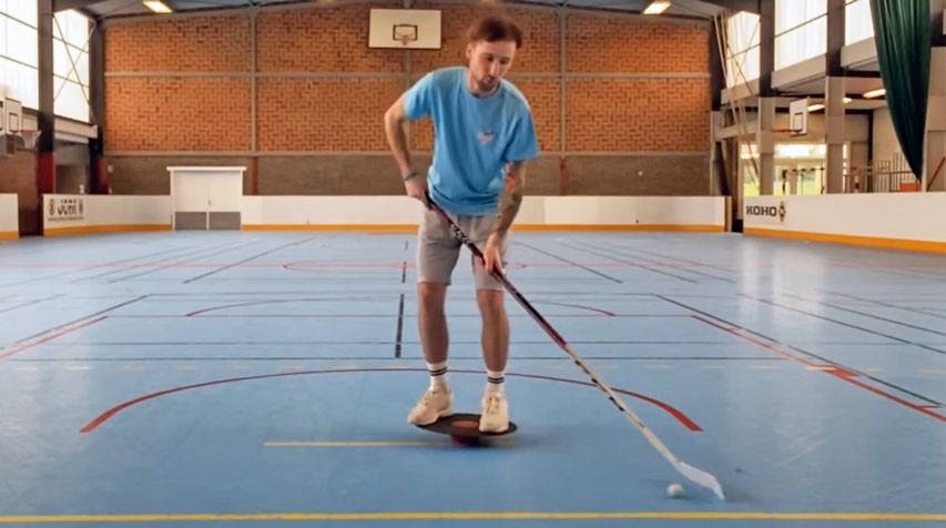 Apprendre à manier sa crosse de roller hockey en déséquilibre