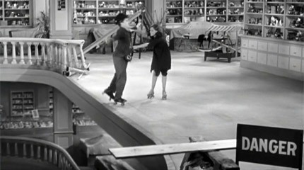Charlie Chaplin et le patin à roulettes : tout un cinéma !
