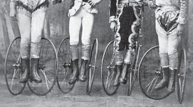1883 : Les patins-cycles de enfants Elliott défraient la chronique