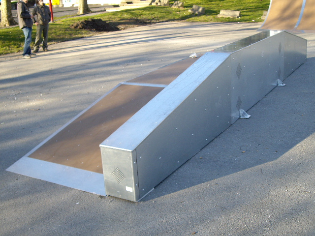 Une table de saut surmontée d'un ledge